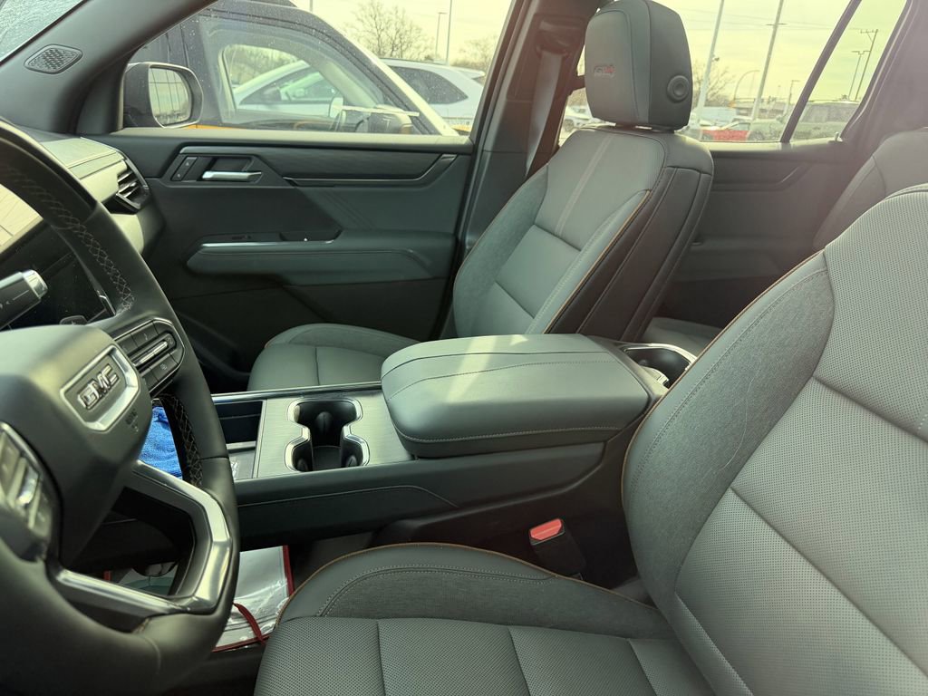 Used 2025 GMC Acadia AT4 w/ Super Cruise Package image 3
