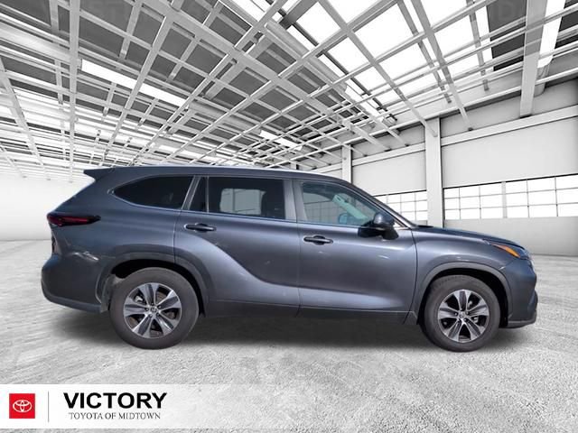 Used 2024 Toyota Highlander XLE video 2