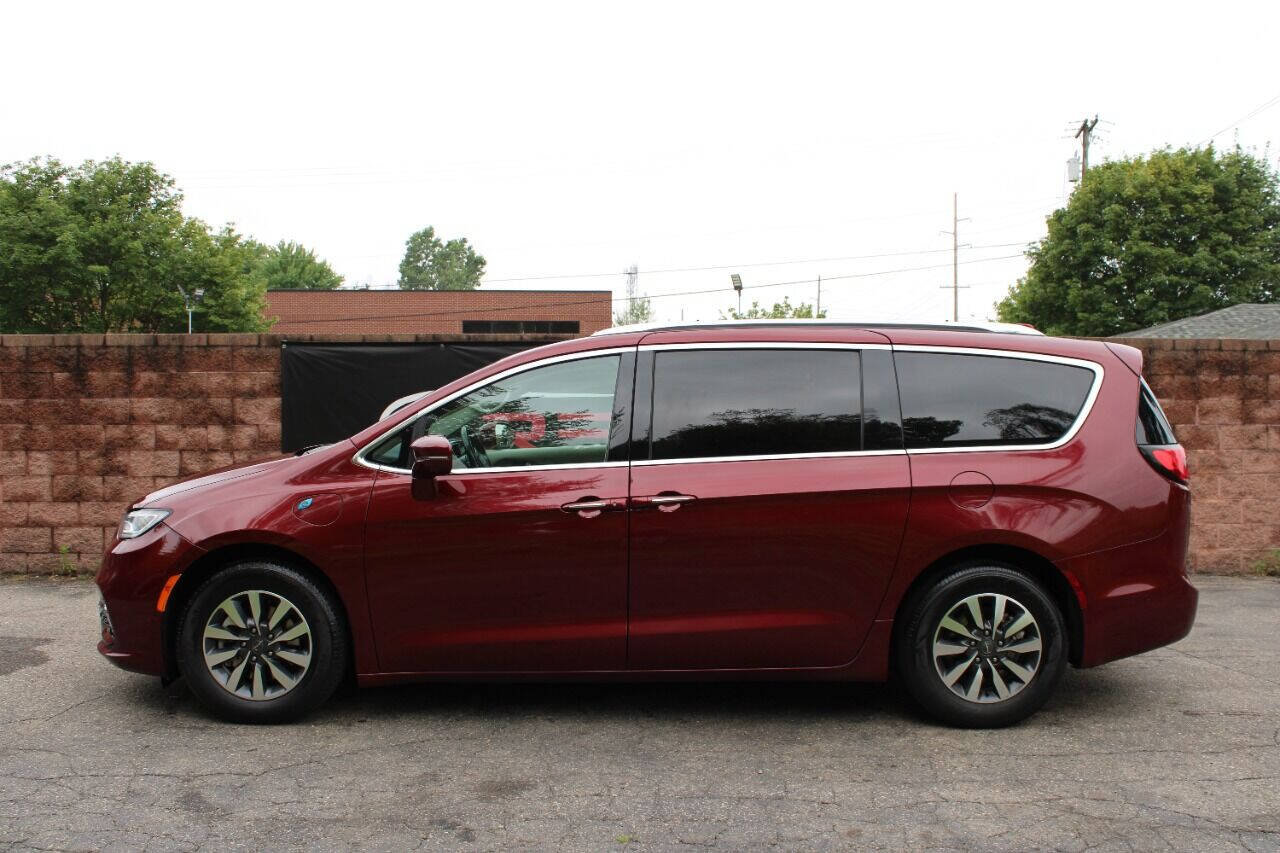 Used 2021 Chrysler Pacifica Touring-L FWD image 2
