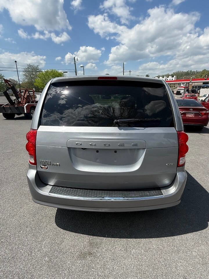 Used 2020 Dodge Grand Caravan GT image 3