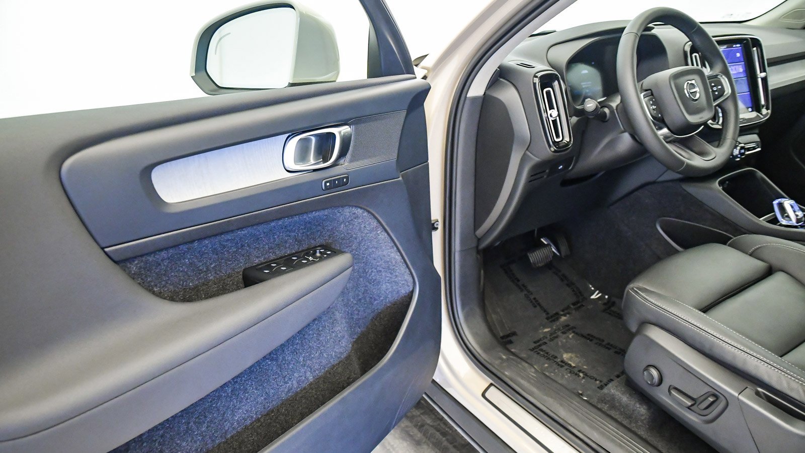 Certified 2025 Volvo XC40 B5 Plus w/ Climate Package image 23