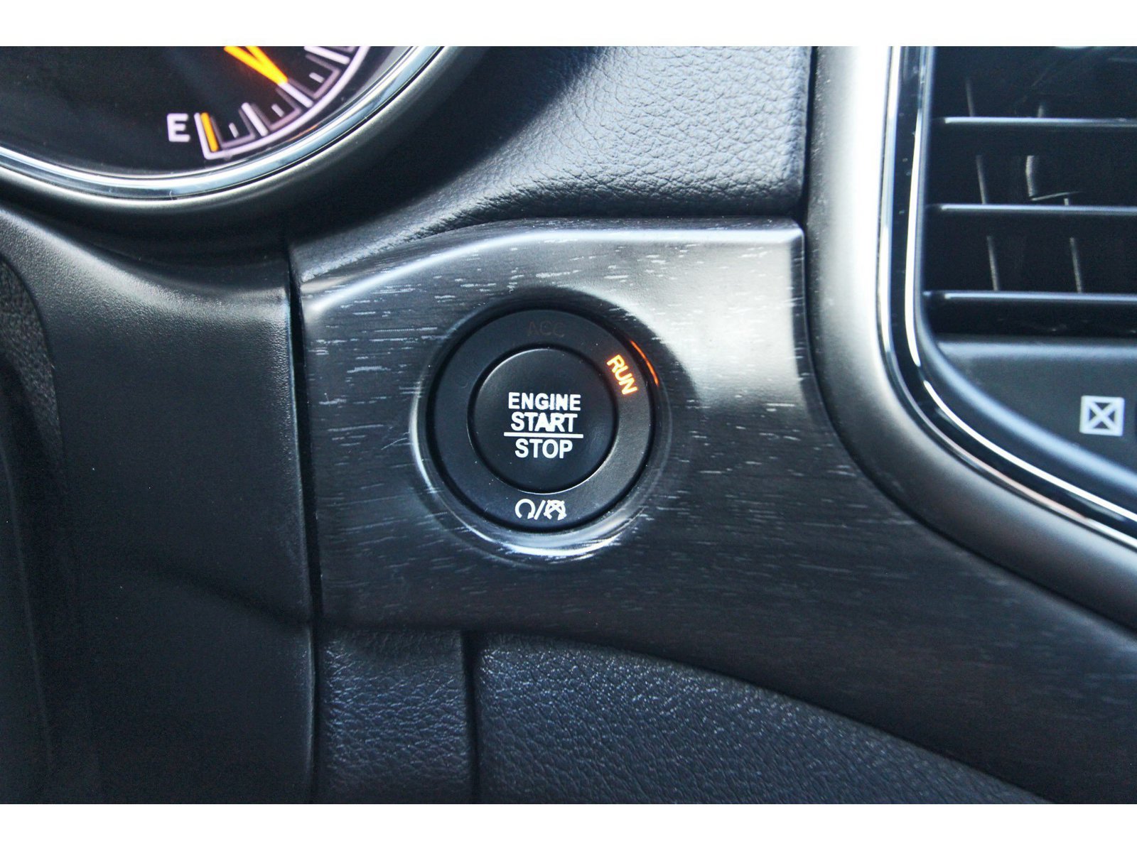 Used 2018 Jeep Grand Cherokee Altitude RWD image 29