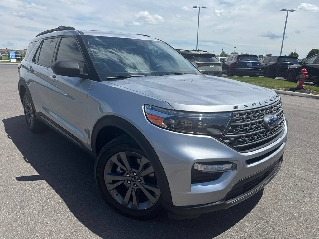 Used 2021 Ford Explorer XLT w/ Equipment Group 202A AWD/4WD image 2