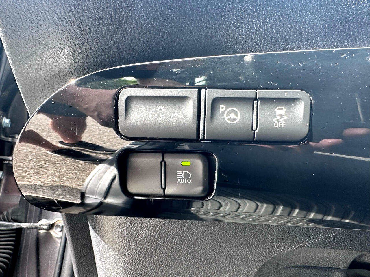 Used 2018 Toyota Prius Two image 23