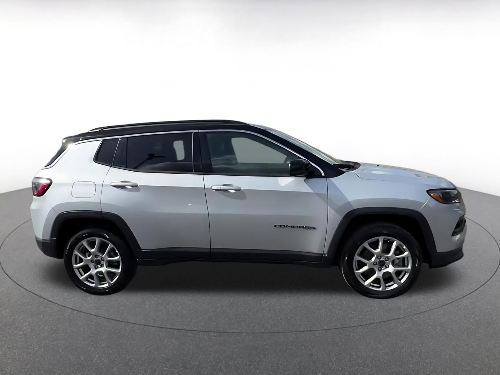 Used 2025 Jeep Compass Limited image 16