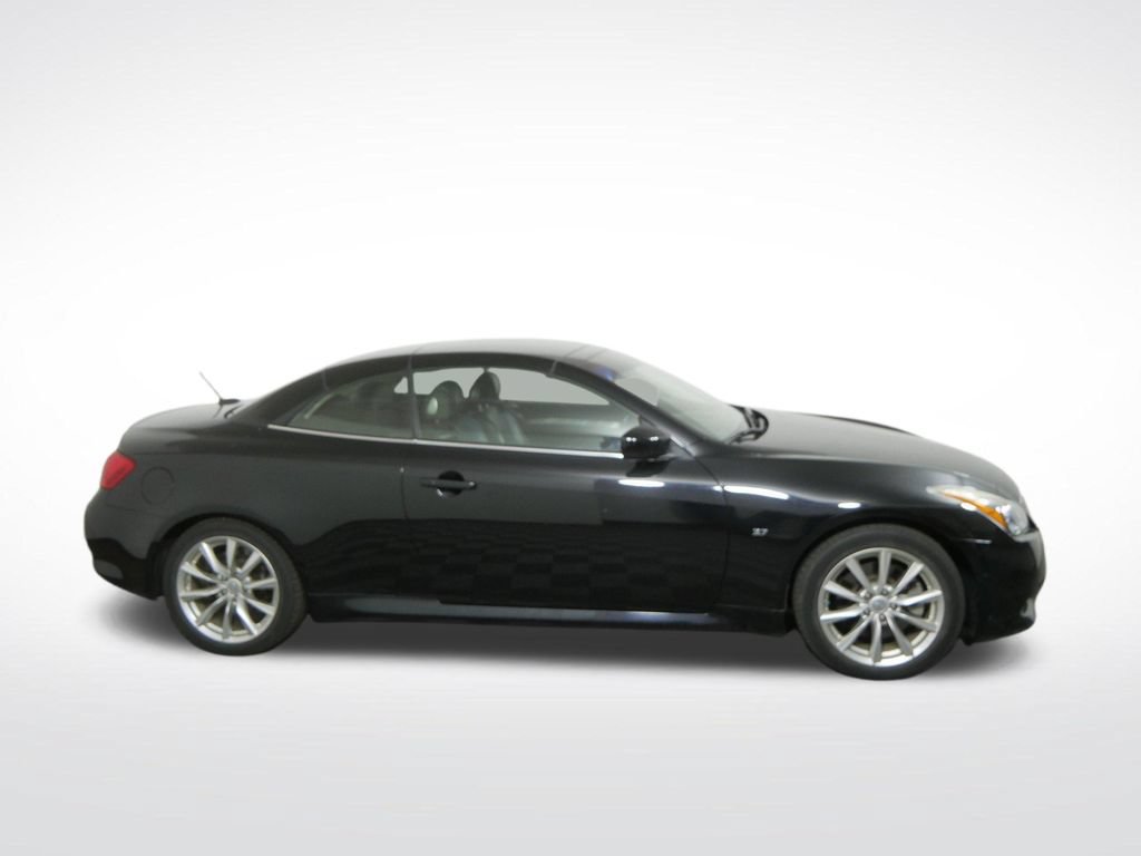Used 2015 INFINITI Q60 Convertible w/ Premium Package RWD image 2