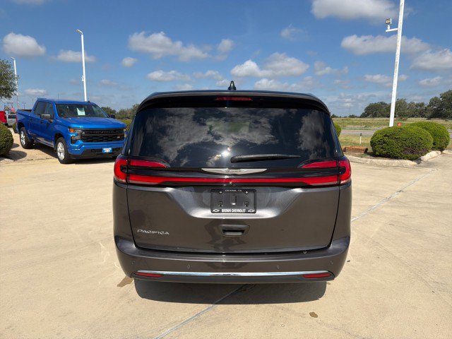 Used 2023 Chrysler Pacifica Touring-L FWD image 11