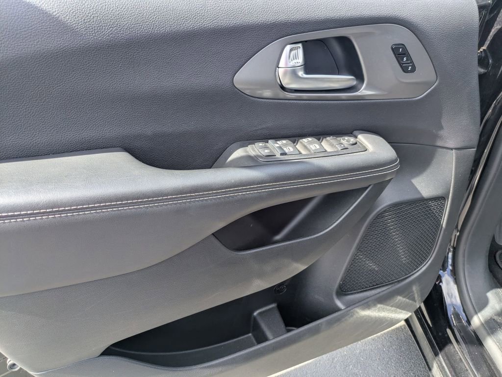 Used 2025 Chrysler Pacifica Select FWD image 15