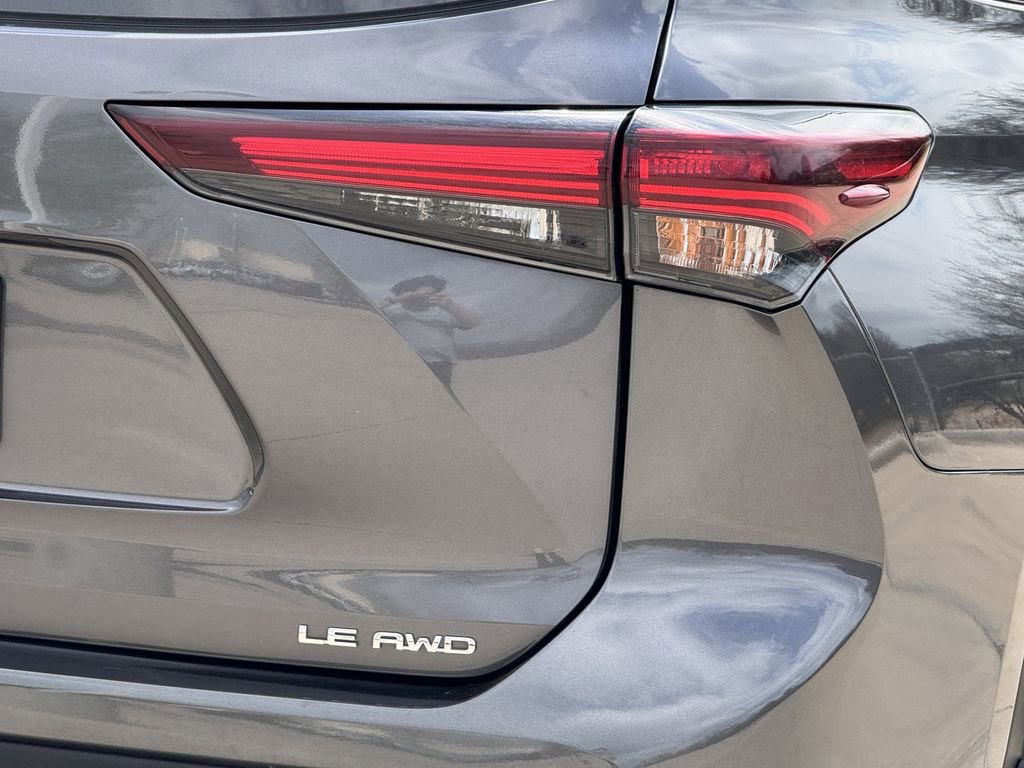 Used 2024 Toyota Highlander LE AWD/4WD image 10