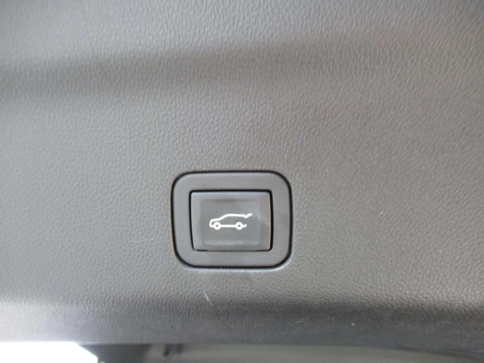 Used 2024 GMC Yukon AT4 w/ Technology Package AWD/4WD image 38