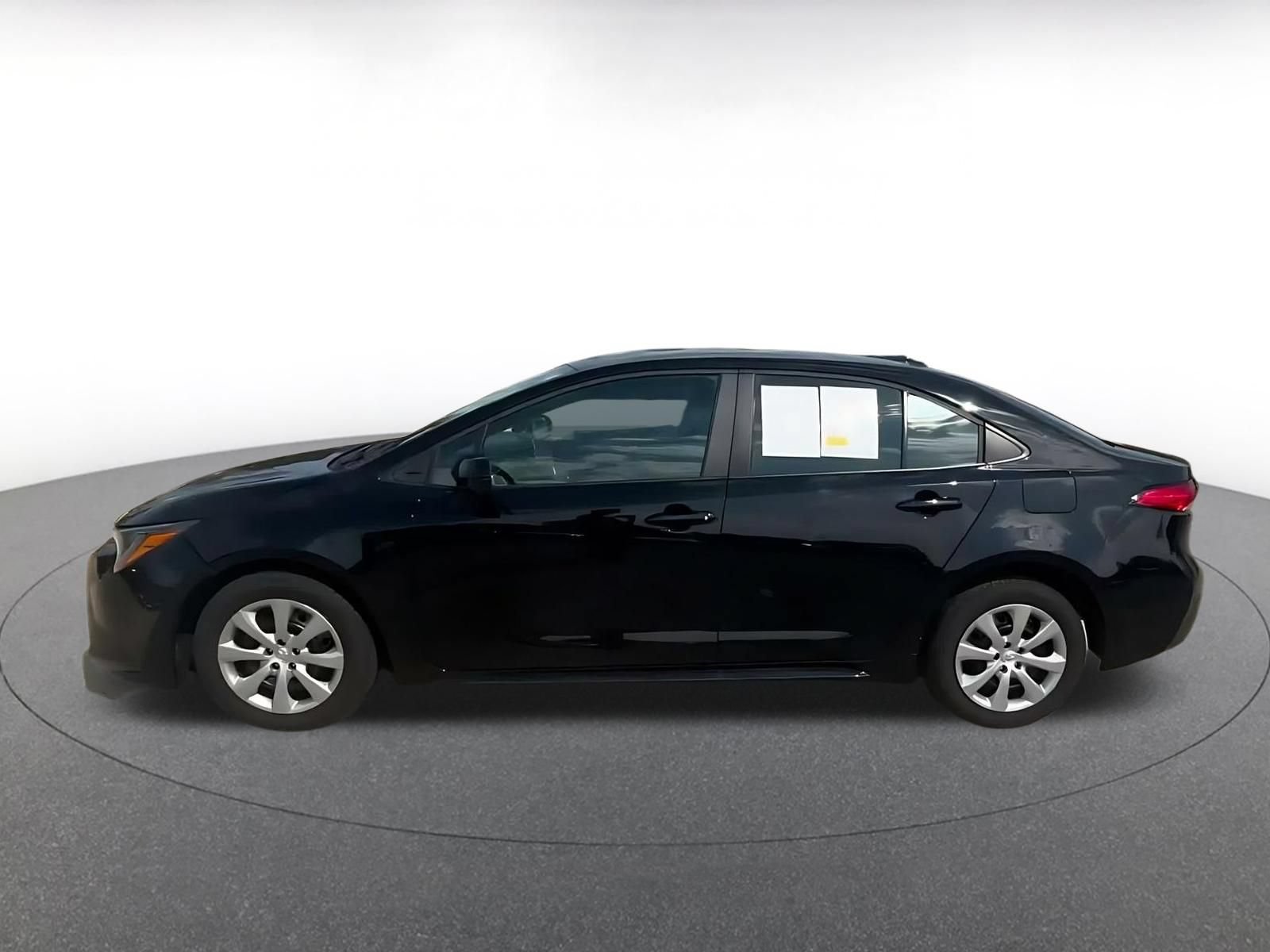 Used 2025 Toyota Corolla LE FWD image 9