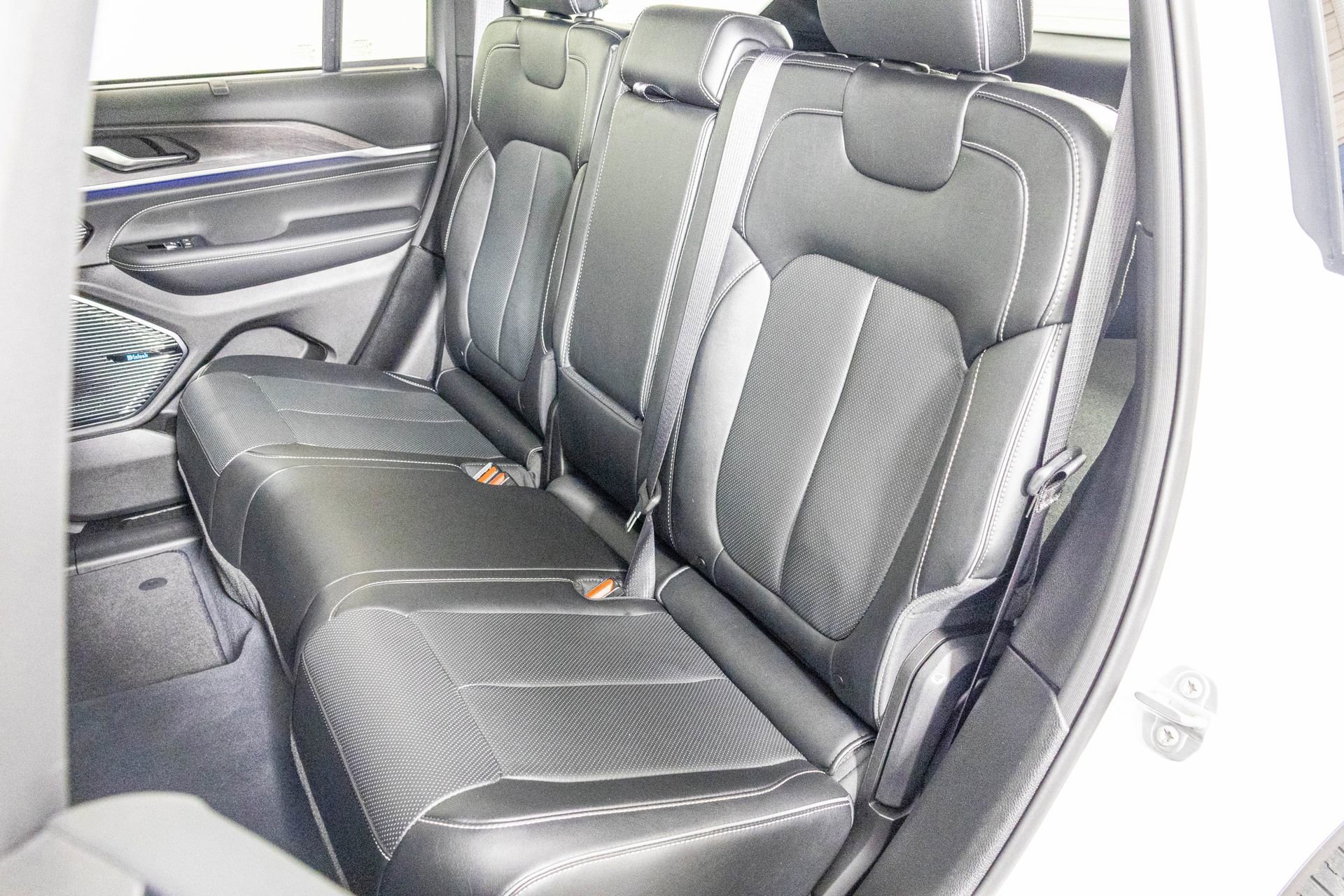 Used 2023 Jeep Grand Cherokee Overland w/ Adv Protech Group III image 34