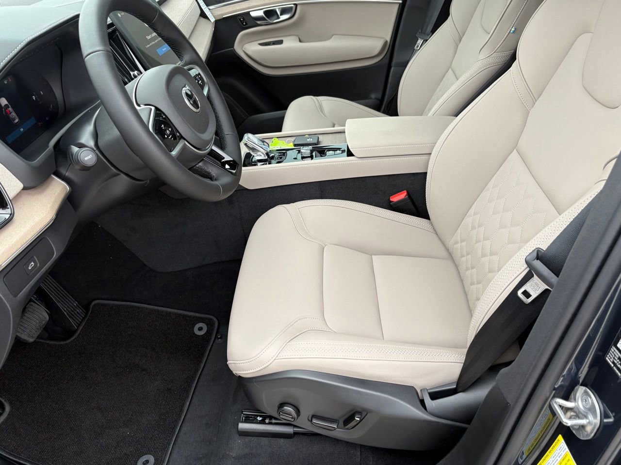 New 2026 Volvo XC90 B6 Core w/ Protection Package Premier image 19