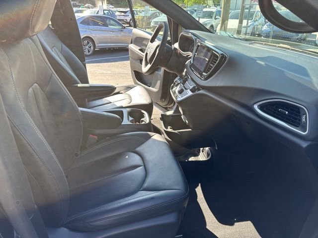 Used 2025 Chrysler Pacifica Select image 24
