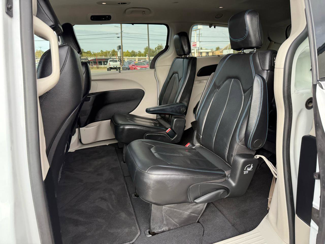Used 2021 Chrysler Pacifica Touring-L FWD image 14