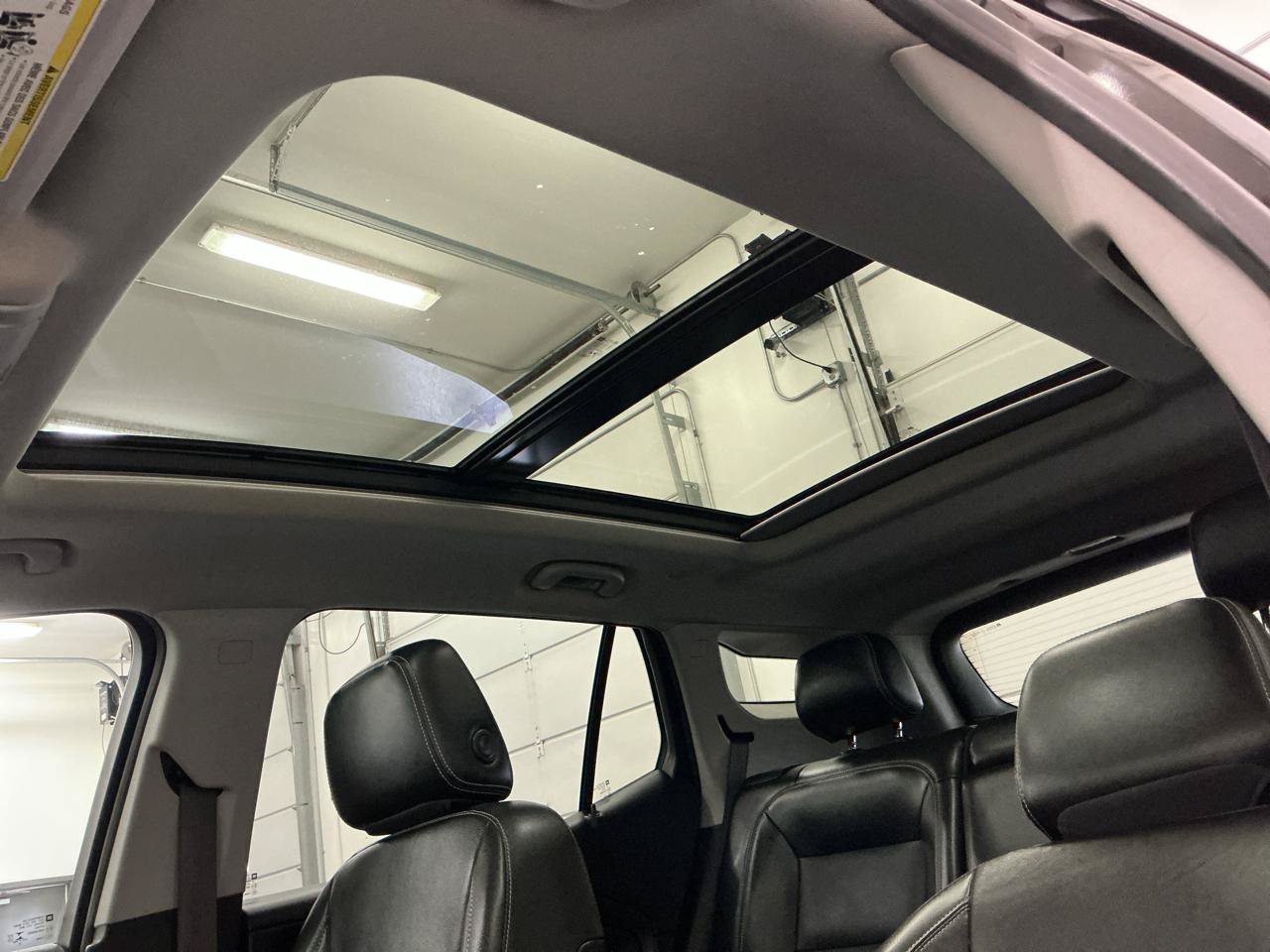 Used 2022 GMC Terrain SLT w/ Infotainment Package II AWD/4WD image 9