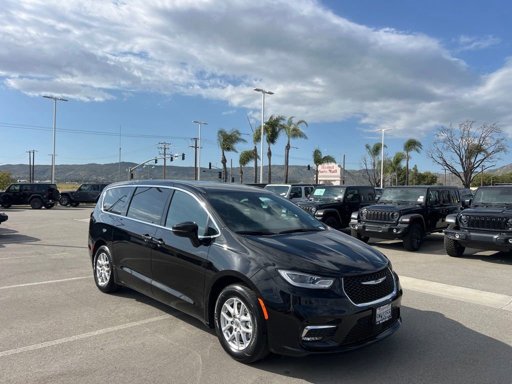 Used 2024 Chrysler Pacifica Touring image 2