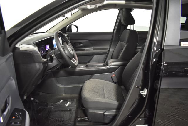 Certified 2025 Nissan Kicks SV w/ SV Premium Package AWD/4WD image 11