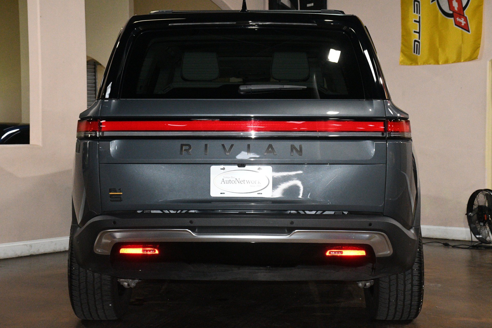 Used 2023 Rivian R1S Launch Edition Quad AWD/4WD image 2