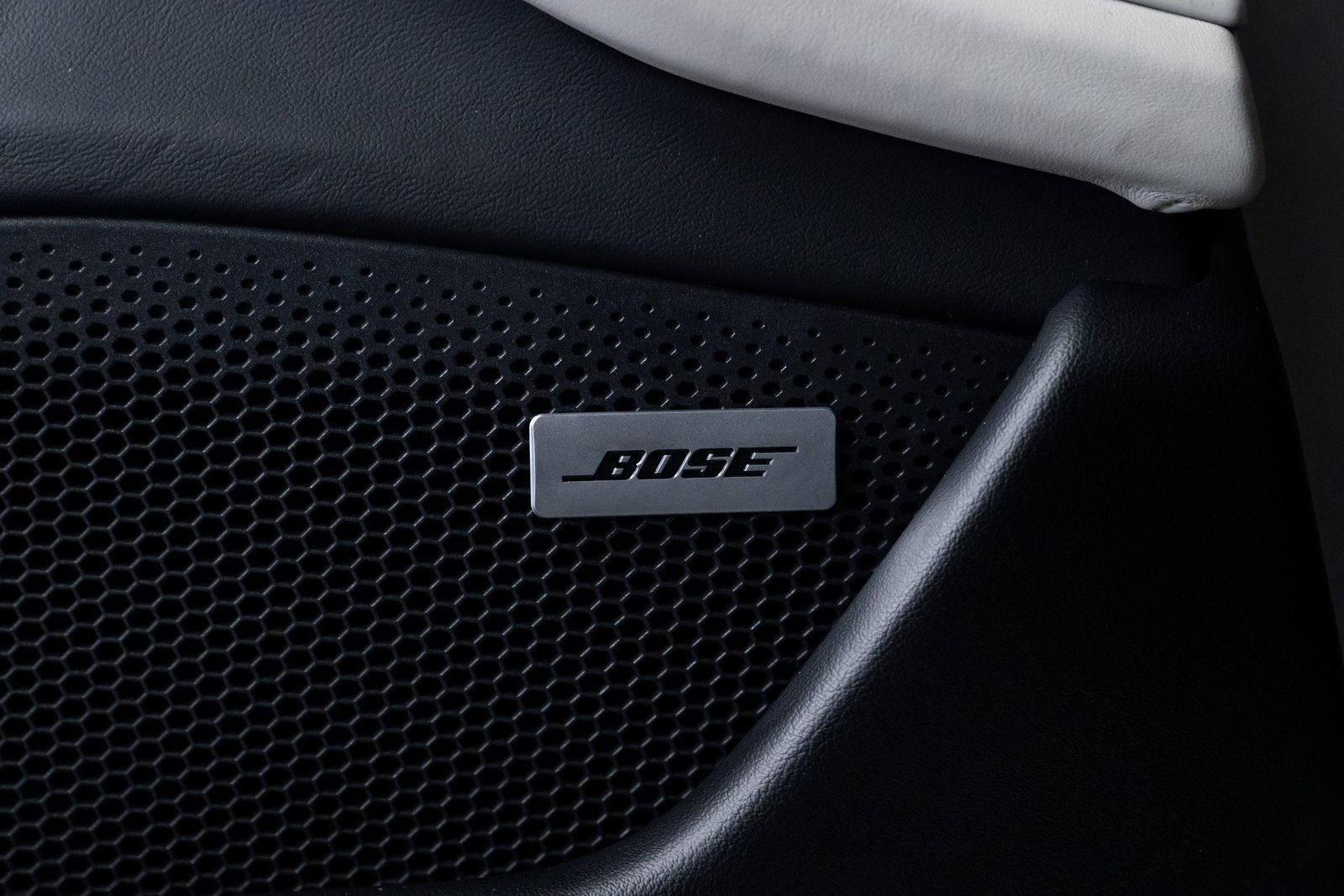 Used 2021 Porsche Taycan 4S w/ Premium Package image 14