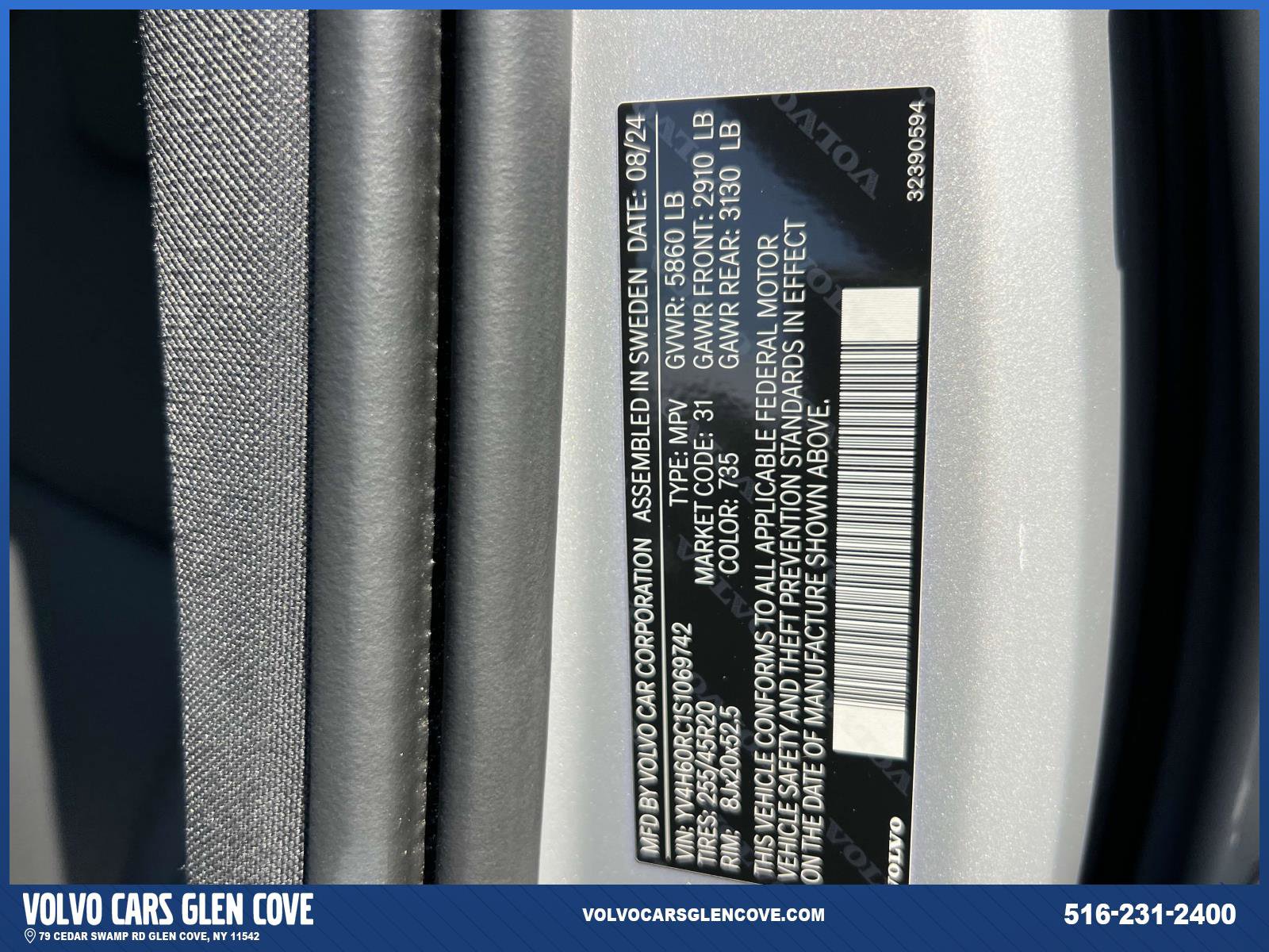 Certified 2025 Volvo XC60 T8 Plus w/ Protection Package Premier image 18