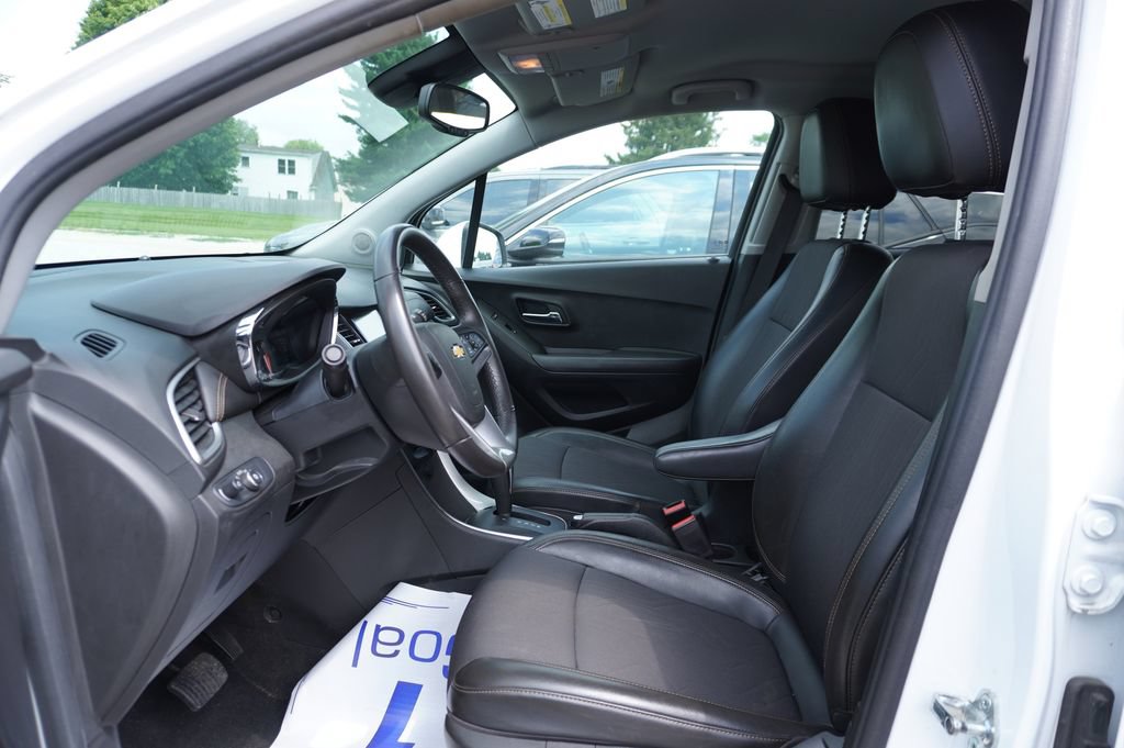 Used 2017 Chevrolet Trax LT w/ LT Convenience Package AWD/4WD image 2