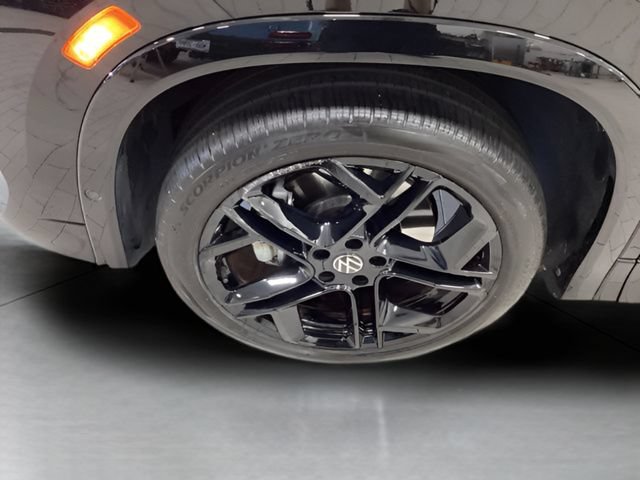 Certified 2025 Volkswagen Tiguan SE R-Line AWD/4WD image 21