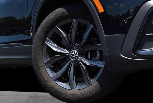 Certified 2023 Volkswagen Tiguan SE w/ Panoramic Sunroof Package AWD/4WD image 3