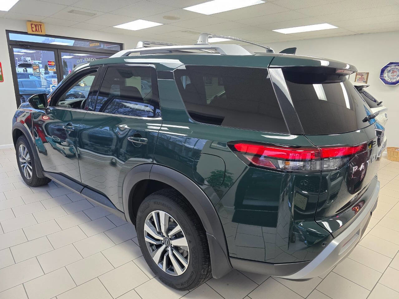 Used 2023 Nissan Pathfinder SL AWD/4WD image 8