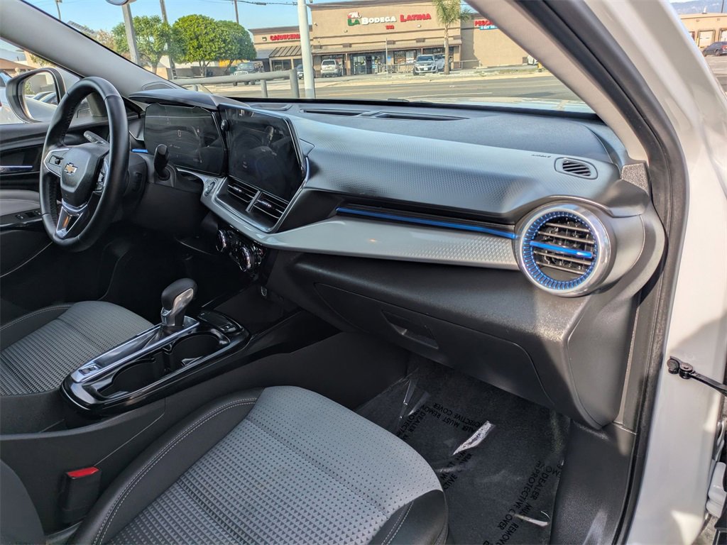 Used 2025 Chevrolet Trax LT w/ LT Convenience Package image 33