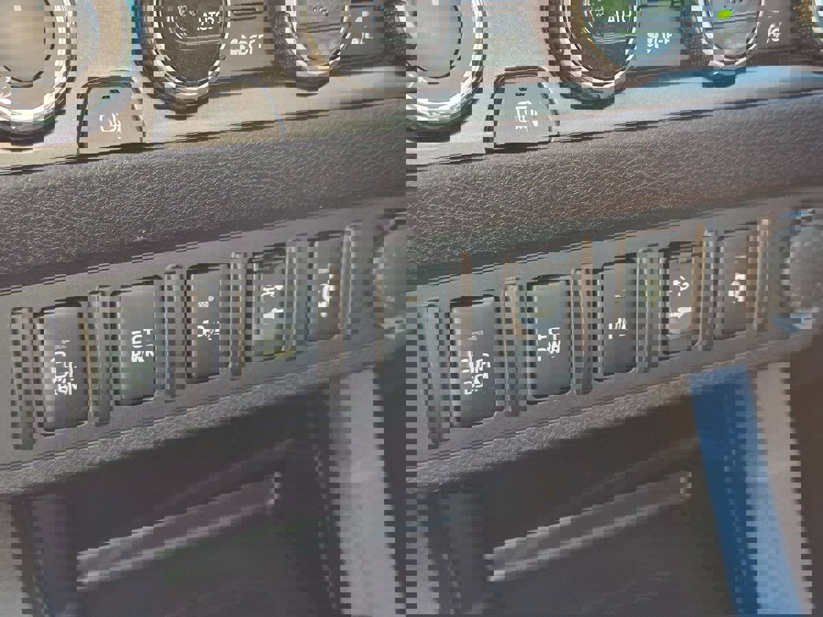 Used 2016 Toyota Tacoma TRD Sport w/ Premium & Technology Package image 39