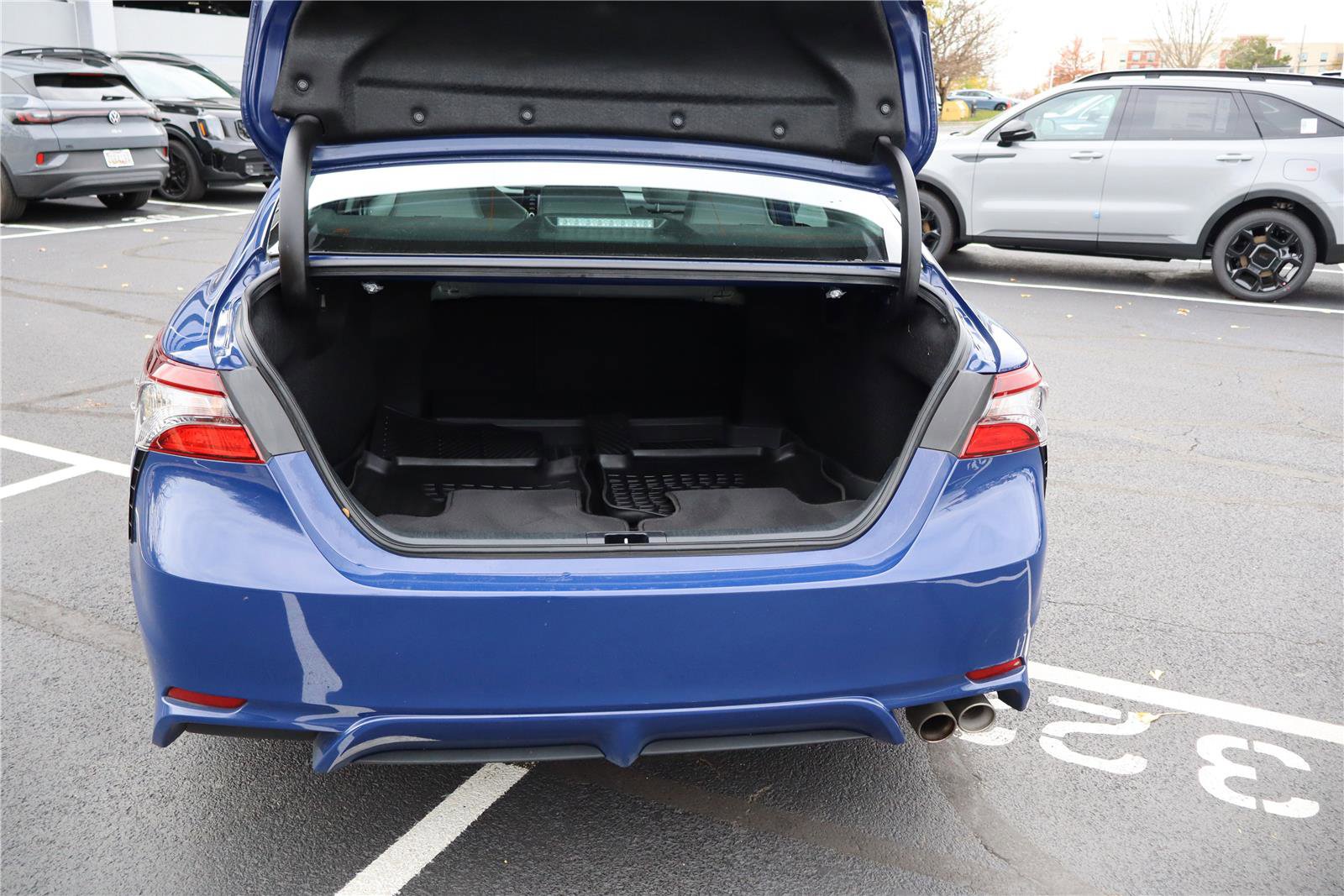 Used 2023 Toyota Camry SE image 6