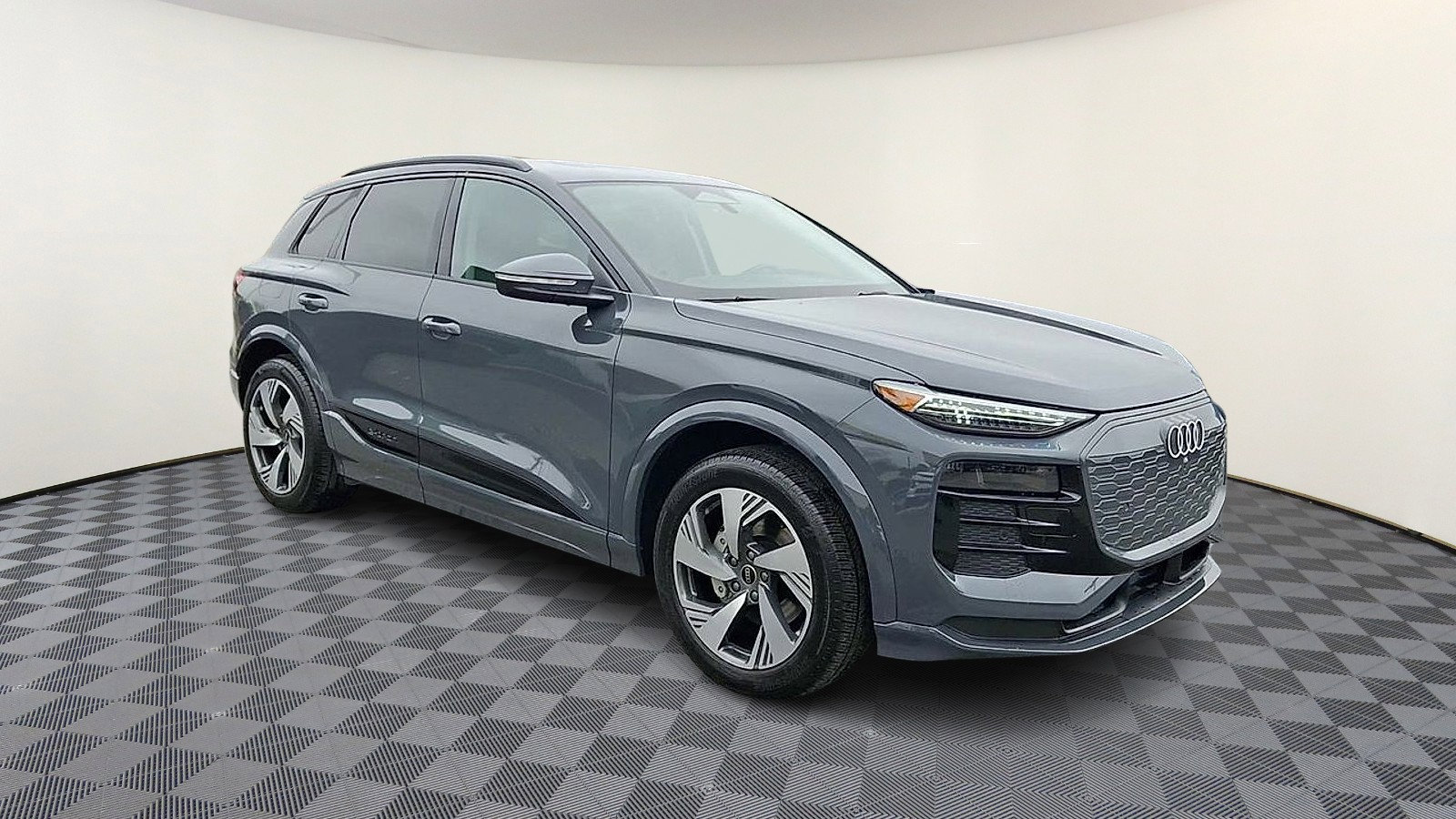 Used 2025 Audi Q6 e-tron Premium Plus image 2