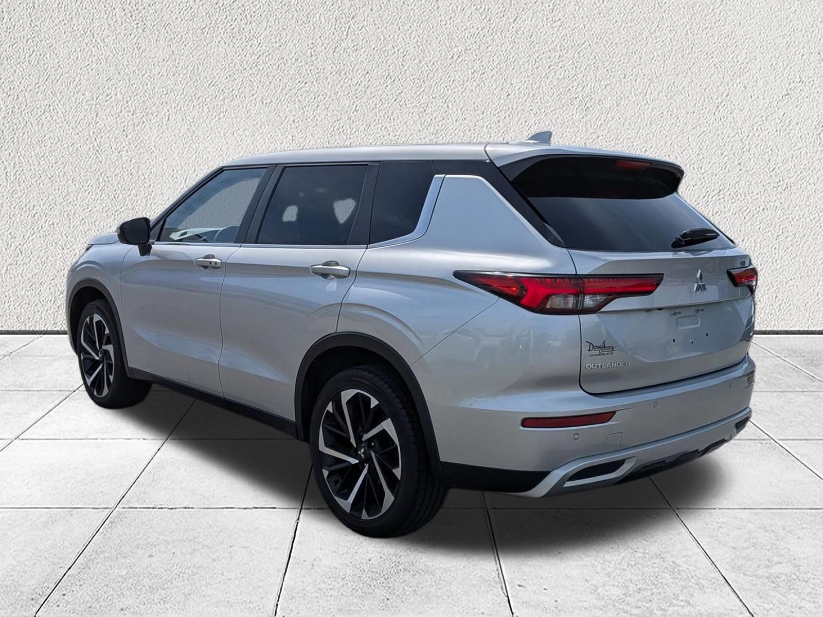 Used 2023 Mitsubishi Outlander SE image 5