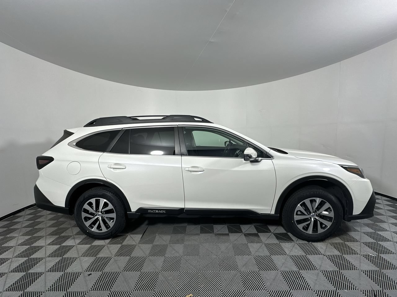 Used 2022 Subaru Outback Premium AWD/4WD image 2