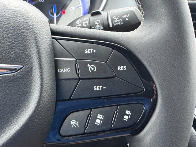 Used 2025 Chrysler Pacifica Limited FWD image 24