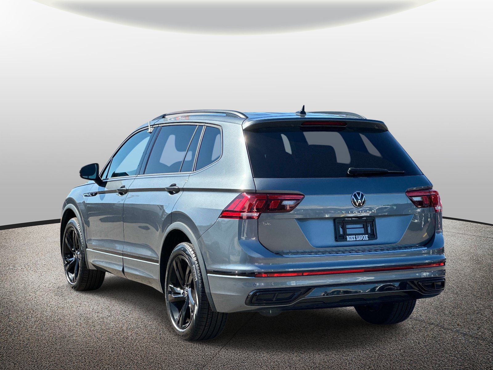 Used 2023 Volkswagen Tiguan SE R-Line FWD image 3