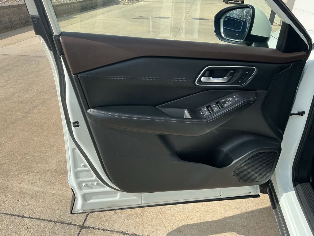 Used 2023 Nissan Rogue Platinum image 7