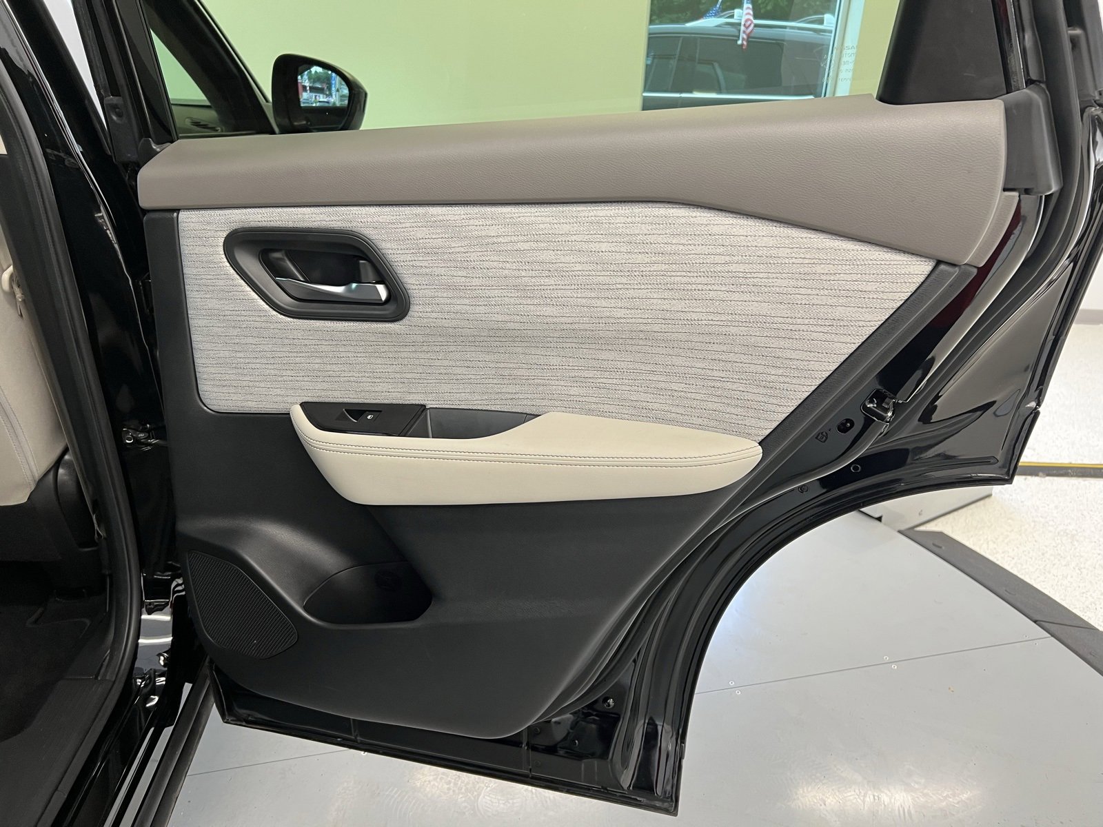 Used 2023 Nissan Rogue SV image 38