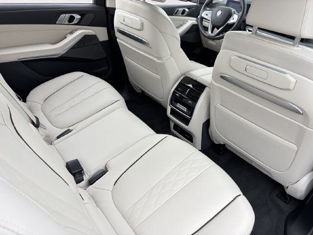 Used 2025 BMW X7 xDrive40i w/ Premium Package AWD/4WD image 16