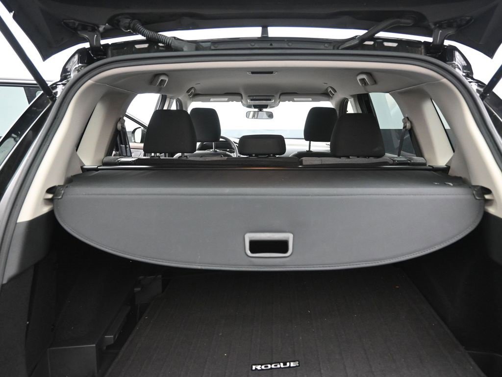 Used 2023 Nissan Rogue SV image 2