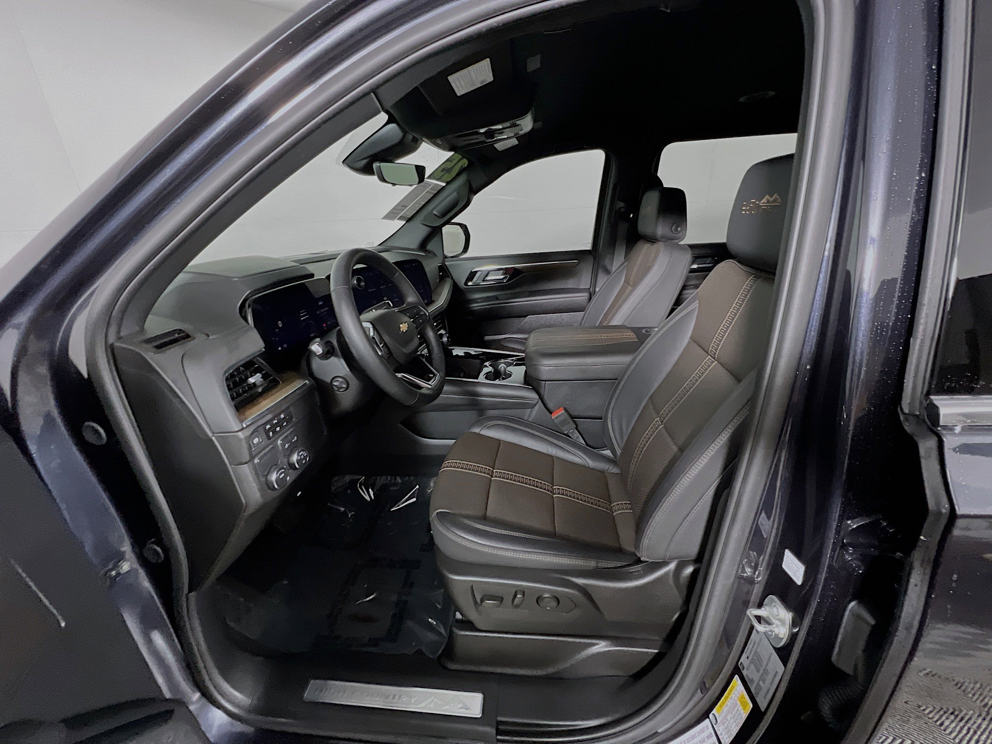 Used 2025 Chevrolet Suburban High Country image 15