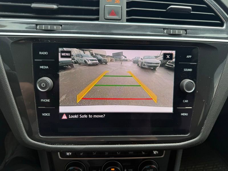 Used 2018 Volkswagen Tiguan SE w/ Panoramic Sunroof Package image 12