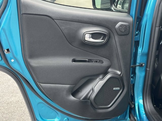 Certified 2021 Jeep Renegade Latitude w/ Luxury Group I FWD image 17