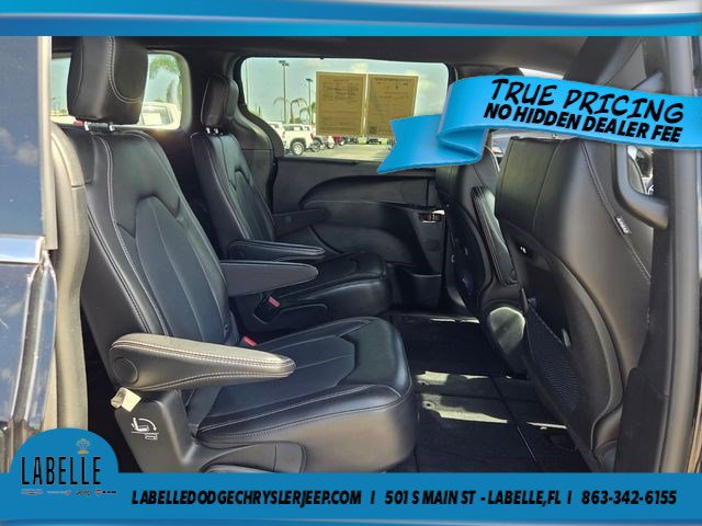 Used 2025 Chrysler Pacifica Select AWD/4WD image 16