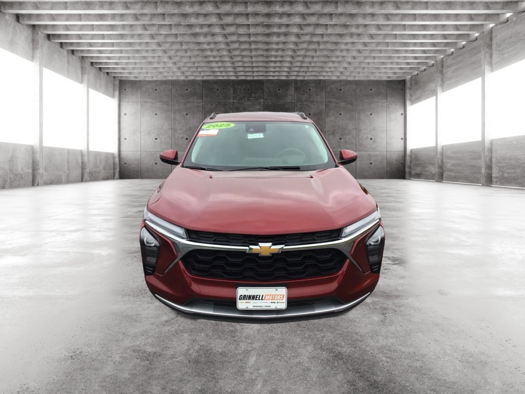 Used 2025 Chevrolet Trax LT FWD image 2
