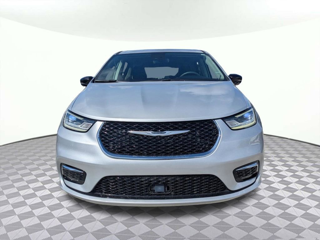 Used 2024 Chrysler Pacifica Touring-L image 8