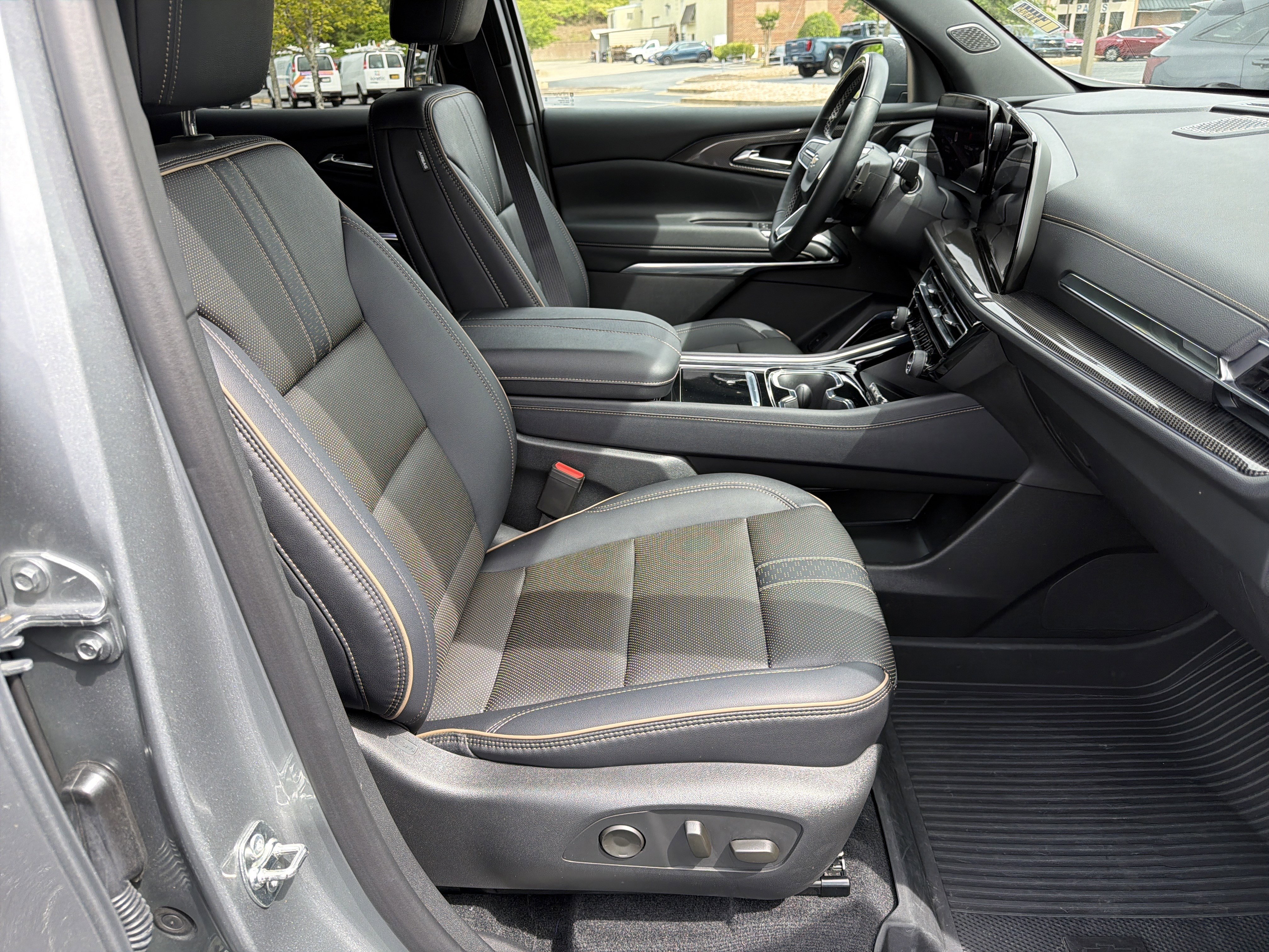 Used 2025 Chevrolet Traverse High Country w/ LPO, Floor Liner Package AWD/4WD image 13
