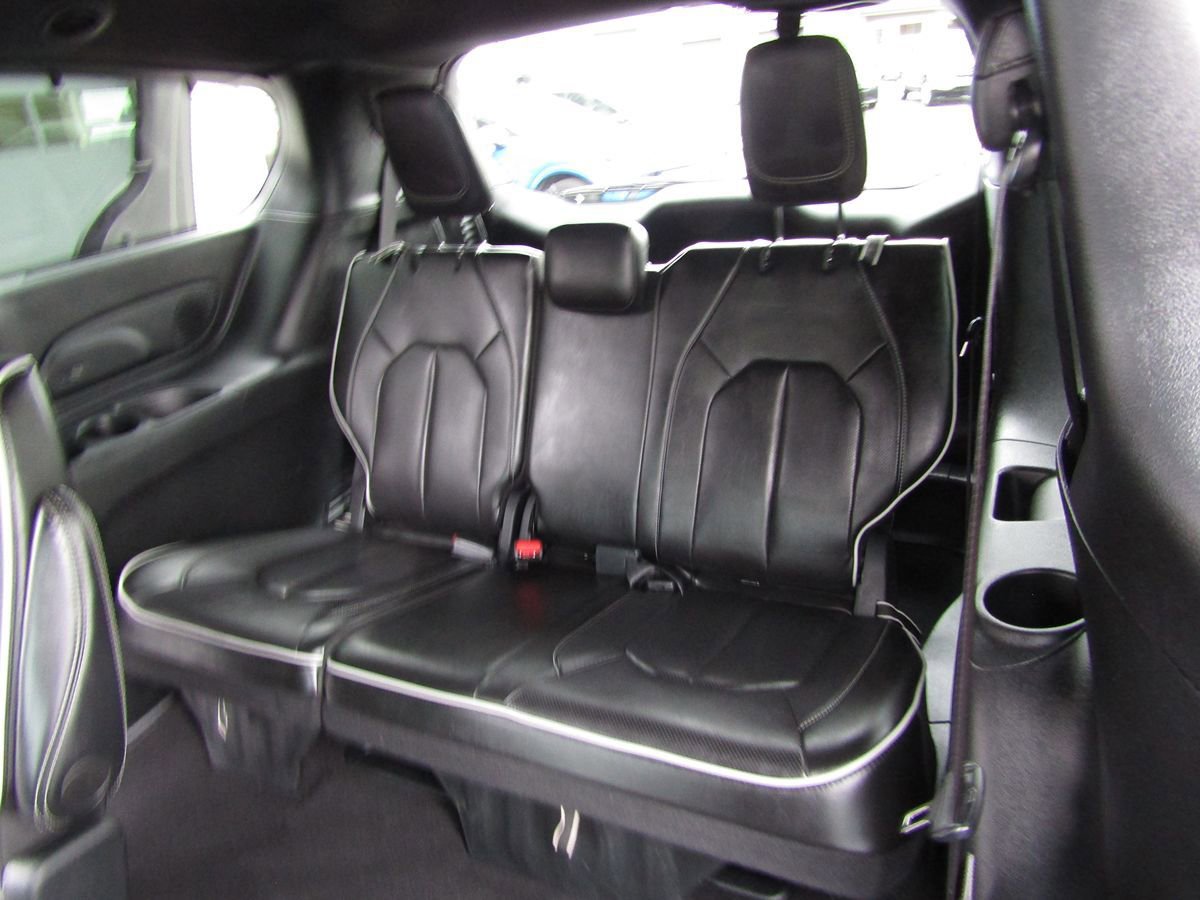 Used 2025 Chrysler Pacifica Limited image 6