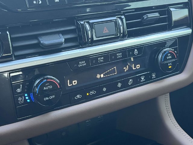 Used 2024 Nissan Pathfinder Platinum FWD image 34